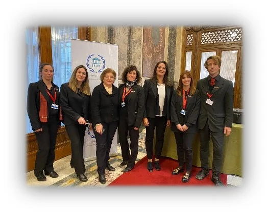Equipo en una reuni&oacute;n institucional